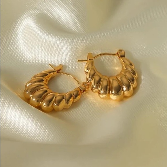 NEW💎18K Gold Plated Hoop Earrings*Huggie Earrings - Picture 4 of 4